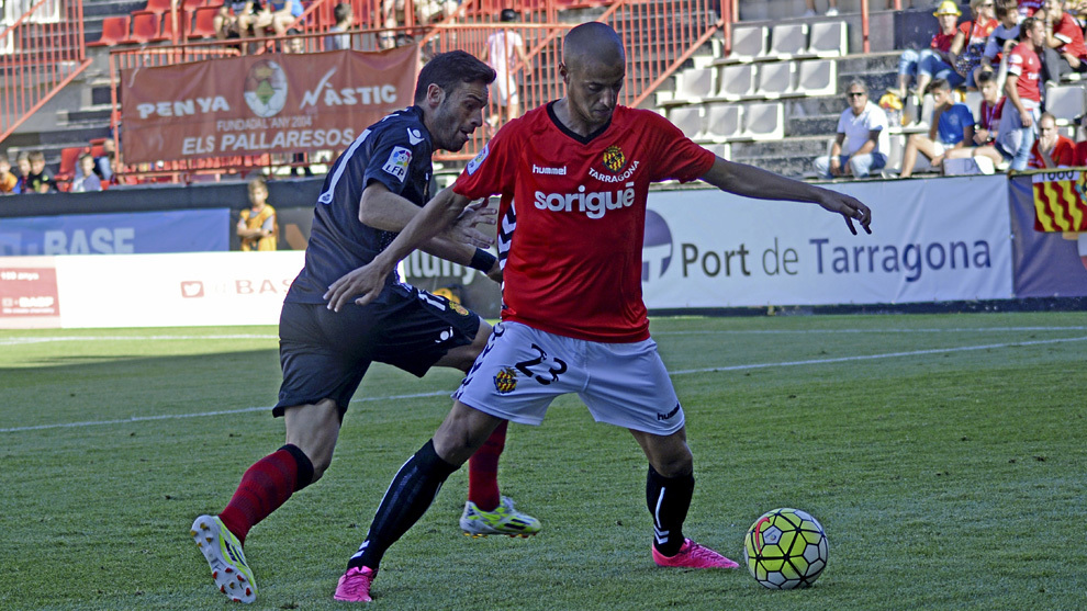 Tejera controla el baln en el partido frente al RCD Mallorca