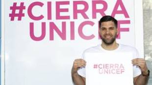 Felipe Reyes posa con el lema de la campaa: #Cierra UNICEF