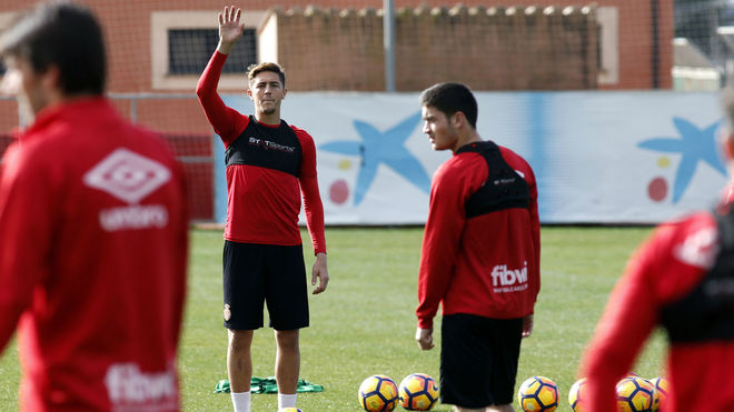 Rallo saluda durante un entrenamiento del Mallorca.