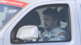 Alonso regresa a boxes en un vehculo del Circuit despus de...