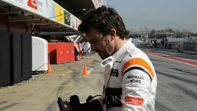 Alonso llega al box de McLaren tras quedarse parado en la pista por...