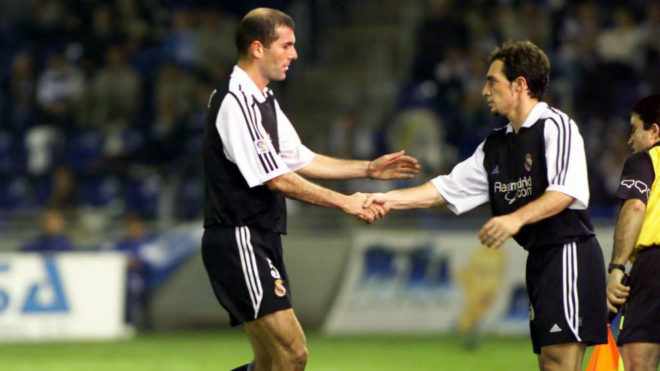 Munitis sustituye a Zidane durante un encuentro en el Real Madrid.