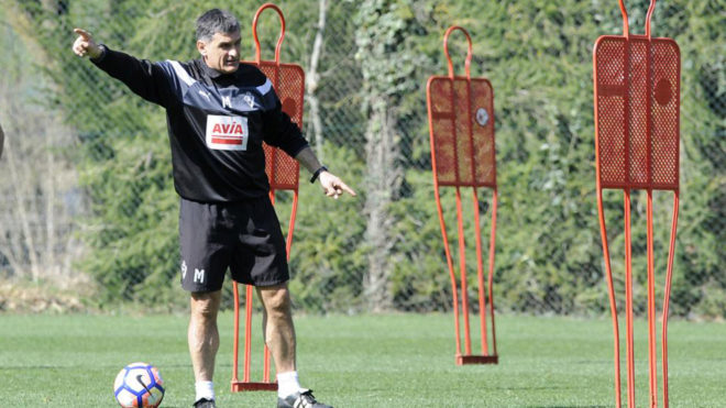 El entrenador del Eibar durante un entrenamiento.