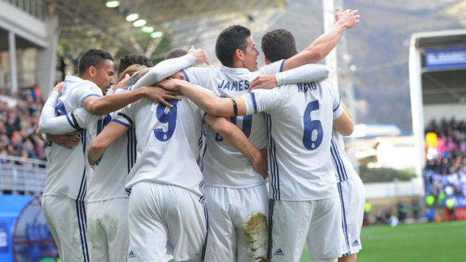 Los jugadores del Real Madrid celebran un gol en Eibar