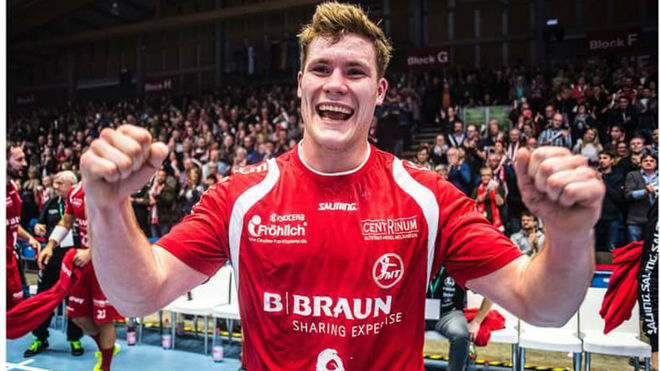 El jugador del Melsungen Johannes Golla celebra el triunfo sobre el...