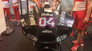 El nuevo carenado de Ducati destaca por sus grandes entradas de aire.