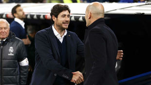 Vctor, saludando a Zidane antes del partido