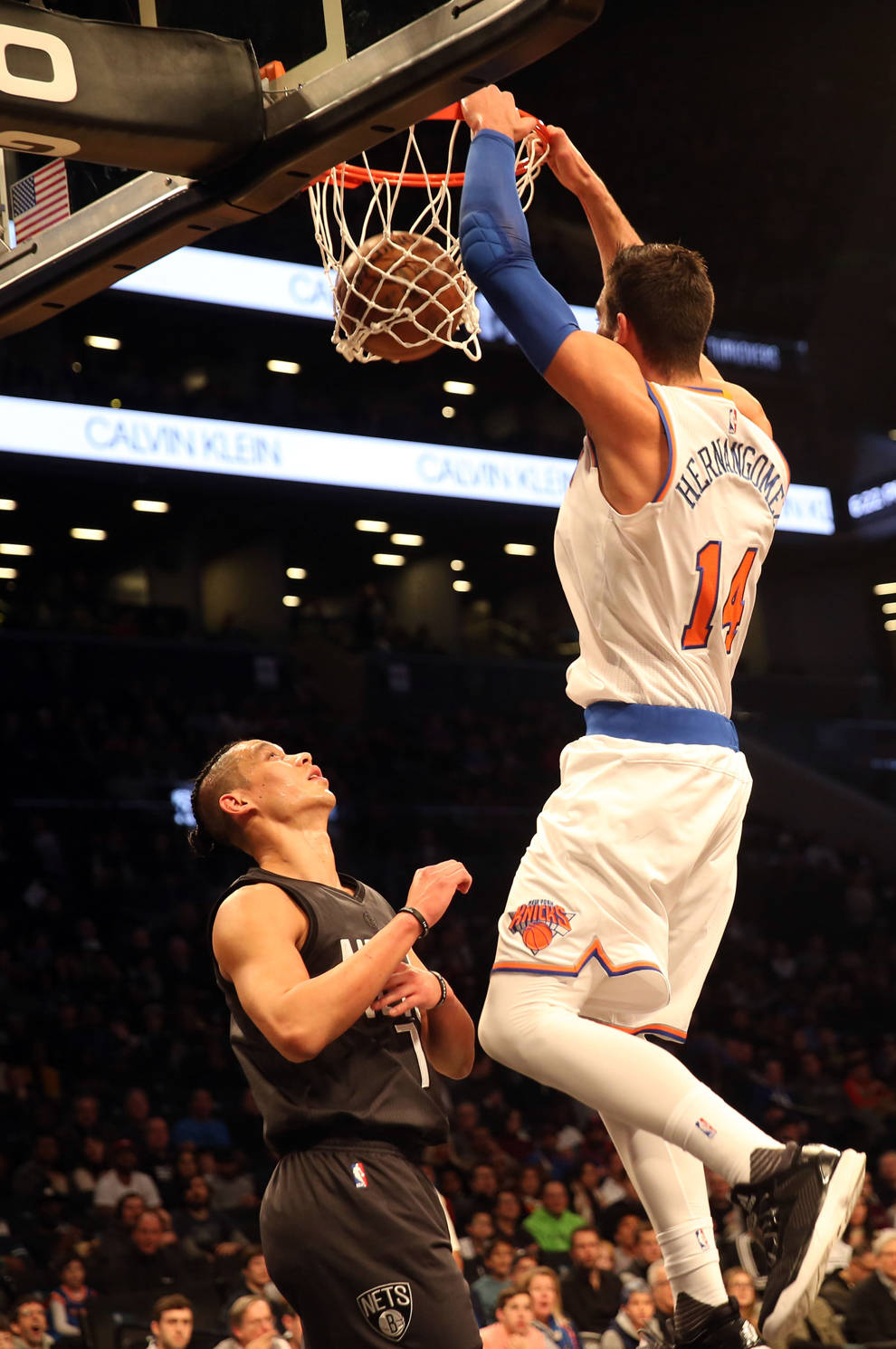 Willy Hernangmez (Knicks) machacando en aro de los Nets en Brooklyn