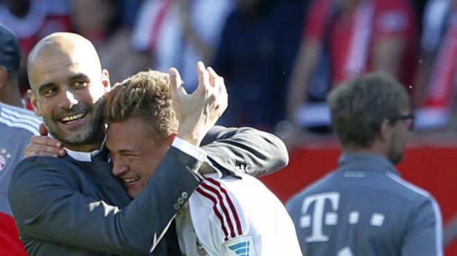 Guardiola abraza a Kimmich en su etapa en el Bayern