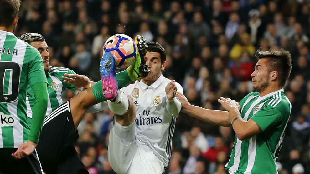 Morata intenta rematar un baln ante el Betis