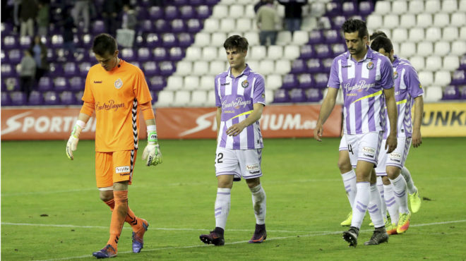 Los jugadores del Valladolid se retiran cabizbajos tras la derrota...