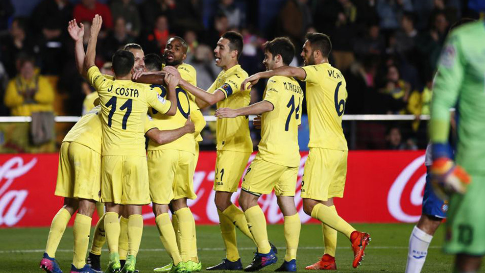 Los jugadores del Villarreal celebran un gol ante el Espanyol.