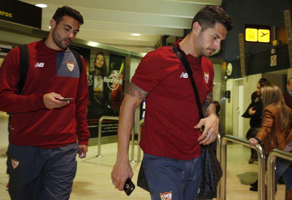 Vitolo e Iborra, a su llegada al aeropuerto.