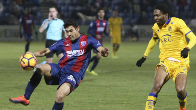 Vinicius intenta controlar el baln durante un partido con el Huesca.