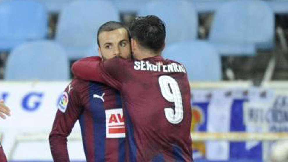 Pedro Len y Sergi Enrich celebran un gol.