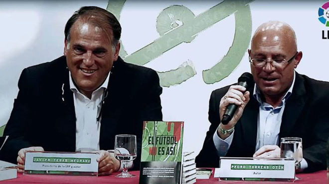 Javier Tebas y Pedro Torrens en la presentacin de su novela en 2014...