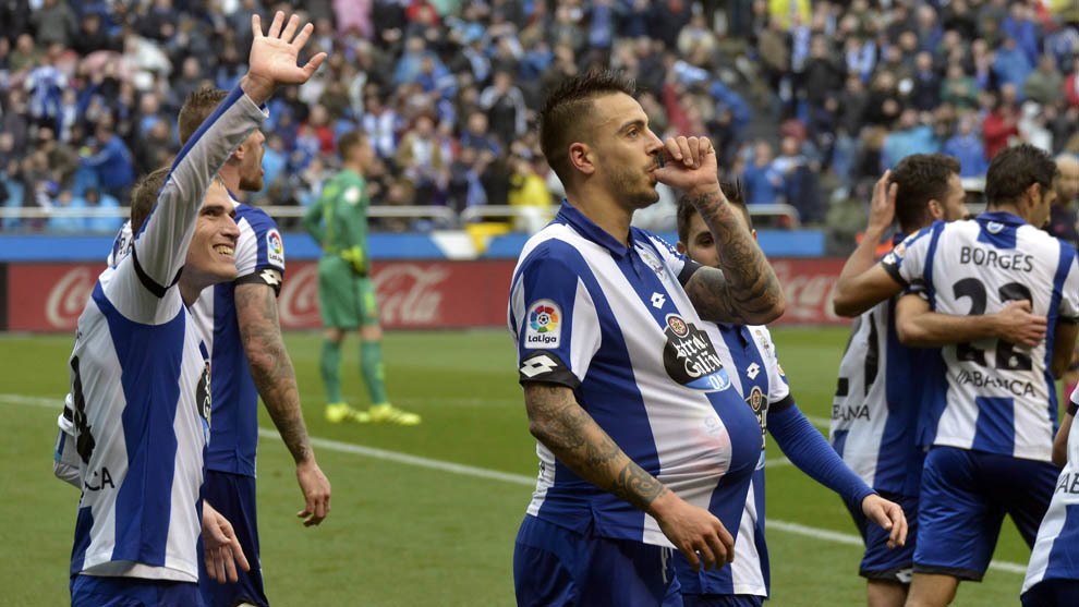 Joselu celebra un gol mientras Bergantios saluda a la grada