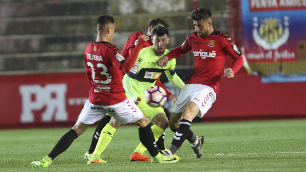 Borja Valle intenta escapar de tres jugadores del Nstic
