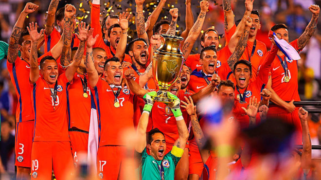 Los chilenos celebran el título obtenido en la Copa América...