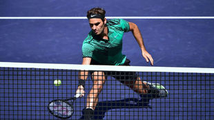 Federer sube a la red en un momento de su partido frente a Sock.