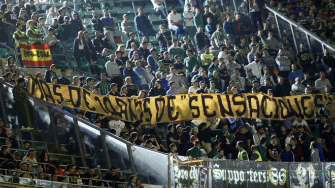 Pancarta desplegada ante Osasuna en el Benito Villamarn