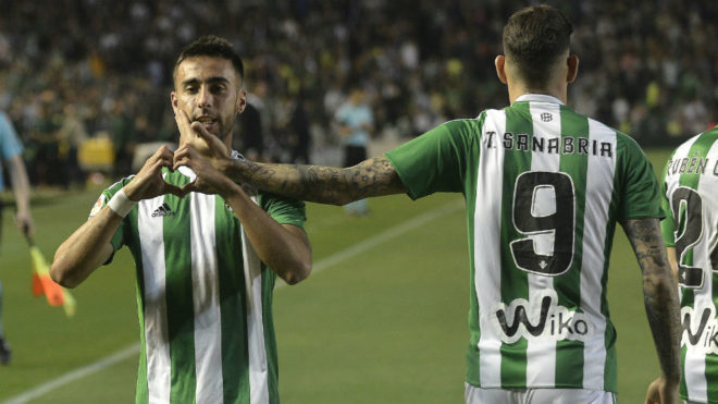 Rafa Navarro, felicitado por Sanabria tras lograr su gol