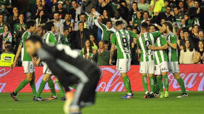 Los jugadores del Betis, celebrando uno de los goles frente a Osasuna