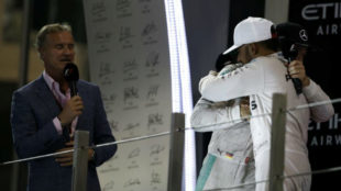 Coulthard observa como Hamilton y Rosberg se abrazan tras un GP de la...