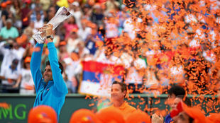 Djokovic, con el trofeo de Miami