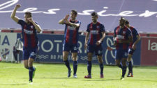 Los jugadores del Huesca celebran la victoria ante el Mallorca.