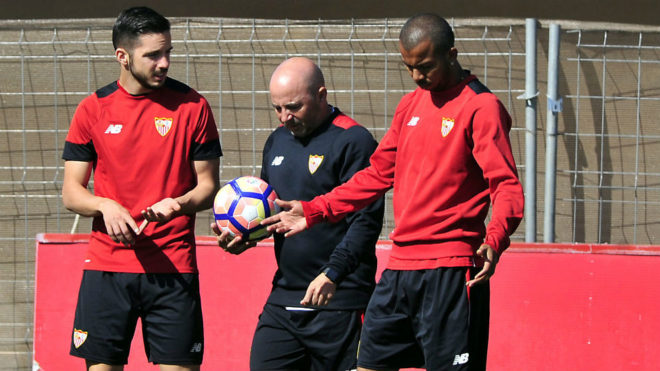 Sarabia, Sampaoli y Mariano hablan durante el entrenamiento de este...