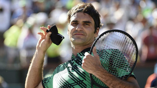 Federer lanza al pblicos su muequera tras la final de Indian Wells