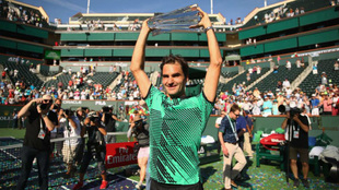 Roger Federer exhibe el trofeo que le acredita como campen de Indian...