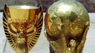La rplica de la Copa Jules Rimet y la actual Copa del Mundo.