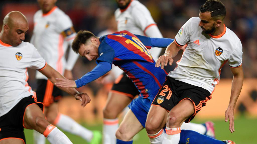 Messi intenta superar a Montoya y Abdennour.