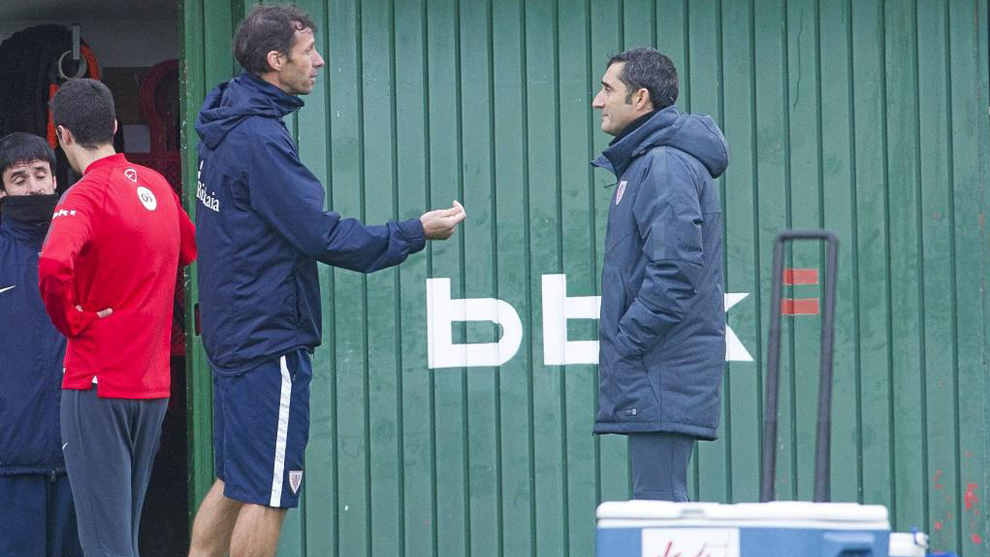 Ziganda y Valverde charlan durante un entrenamiento en Lezama.