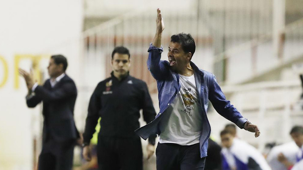 Mchel dando rdenes durante el partido contra el Oviedo.