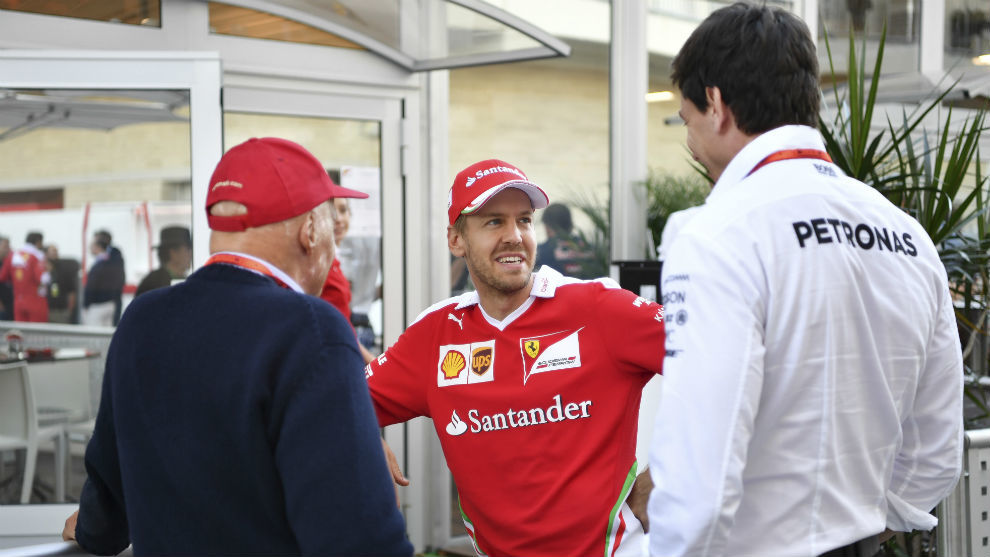 Vettel, en una charla con Lauda y Wolff