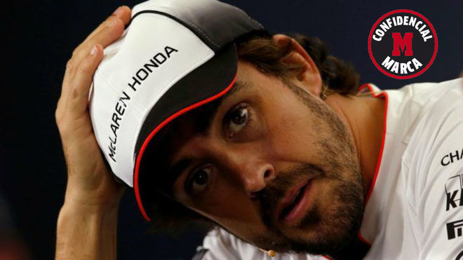 Alonso gesticula durante la rueda de prensa del GP de Espaa de 2016.