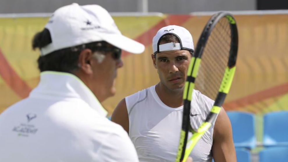 Rafa Nadal, junto a su to y entrenador Toni, durante un...
