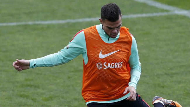 Pepe se entrena con la seleccin de Portugal durante el parn