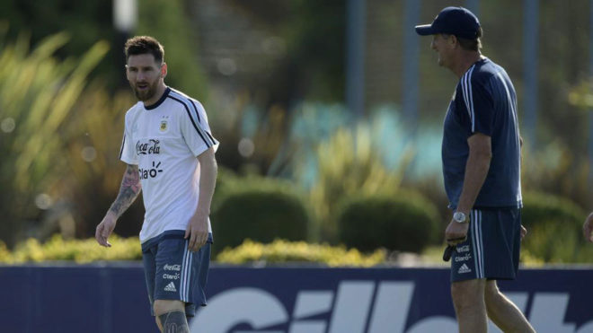 Messi y Bauza durante el entrenamiento de Argentina.