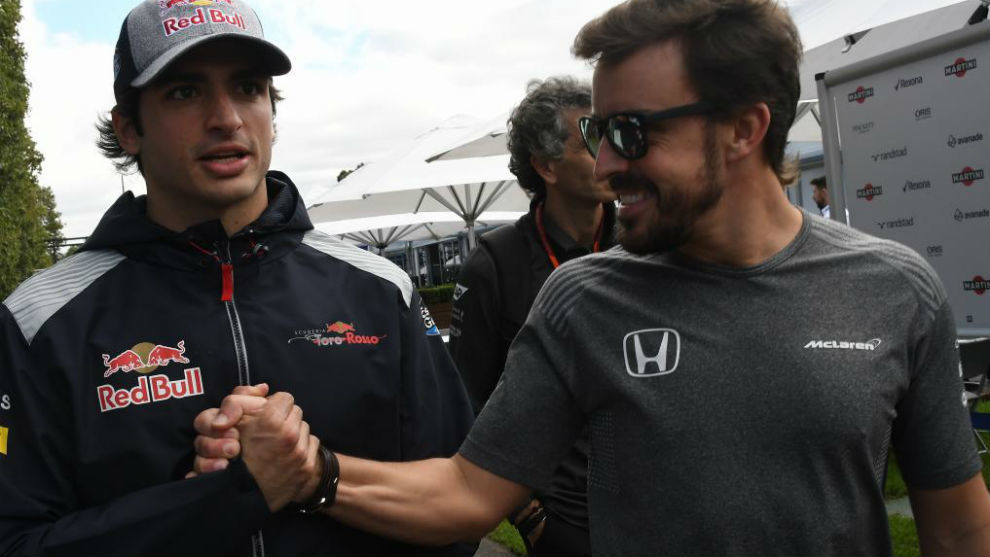 Alonso y Sainz se saludan en el paddock de Albert Park.