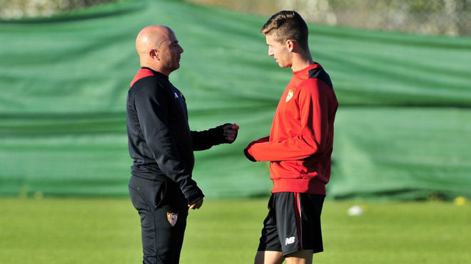 Sampaoli habla con Vietto en un entrenamiento.