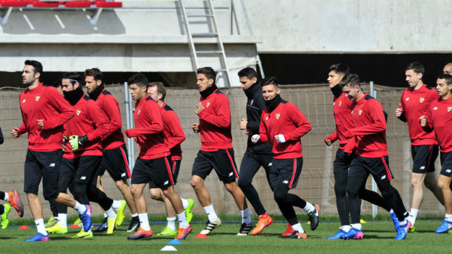 Los jugadores del Sevilla, en el entrenamiento de este jueves.