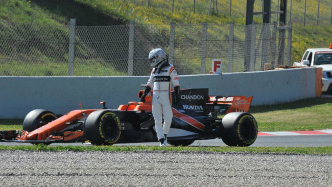 Alonso mira su McLaren despus de quedarse parado en los test de...