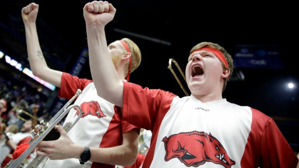 Dos aficionados de los Razorbacks de la universidad de Arkansas animan...