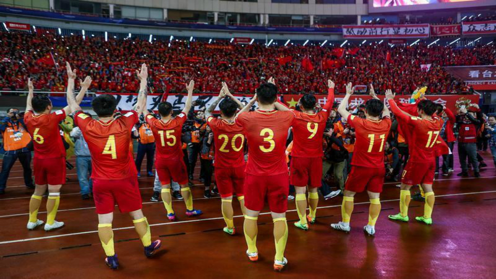 Los jugadores de China festejan con su aficin la victoria ante Corea...