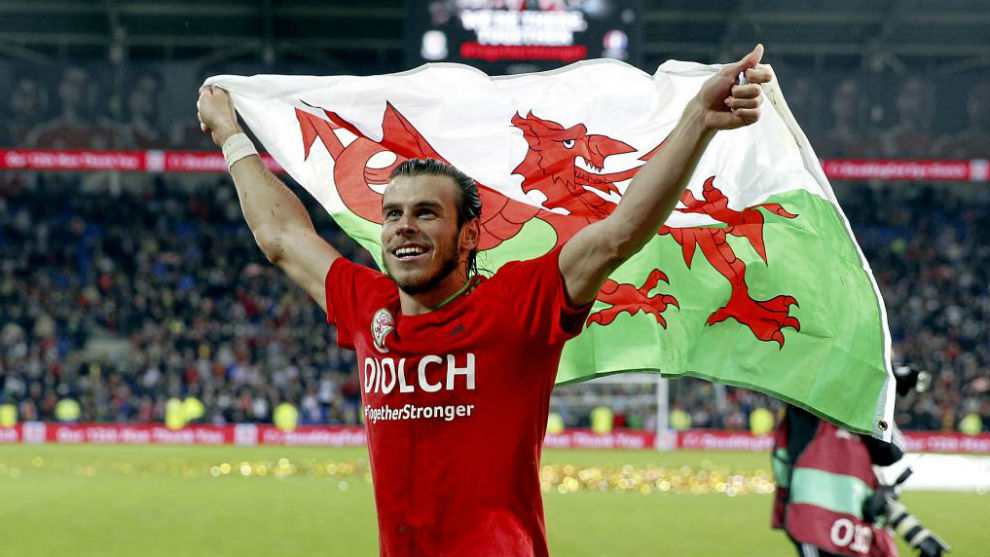 Bale con la bandera de Gales