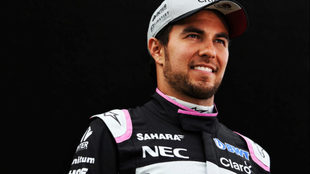 Sergio Perez (MEX) Force India, posando con su atuendo.